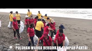 PULUHAN WARGA BERSIHKAN SAMPAH PANTAI