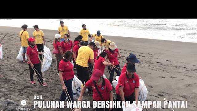 PULUHAN WARGA BERSIHKAN SAMPAH PANTAI